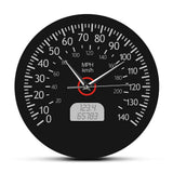 Horloge murale ronde au design de compteur de vitesse automobile, dotée d'un fond noir mat, de chiffres et graduations blancs allant de 0 à 140, des mentions « MPH » et « km/h », d'un faux écran numérique à cristaux liquides affichant des chiffres gris, ainsi que d'aiguilles blanches et d'un axe central cerclé de rouge.