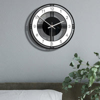 Horloge murale design contemporain noir et blanc à cadran ajouré géométrique de 30 cm au dessus du lit design