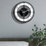 Horloge murale design contemporain noir et blanc à cadran ajouré géométrique de 30 cm au dessus du lit design