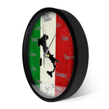 Vue de trois quarts d'une horloge murale ronde avec un cadre noir épais. Le cadran, visible en perspective, montre le drapeau italien, la carte noire de l'Italie et les heures écrites en toutes lettres en italien.