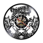 horloge murale design avec tattoo en vinyle