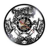 horloge murale design avec tattoo en vinyle
