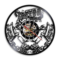 horloge murale design avec tattoo en vinyle