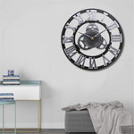horloge industrelle avec engrenage et chiffres romains gris au salon