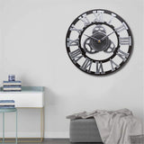 horloge industrelle avec engrenage et chiffres romains gris au salon