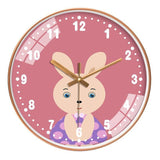 Horloge murale lapin rose pour chambre enfant, avec un petit lapin souriant et légèrement timide, des chiffres blancs et un joli fond rose. Cette horloge murale lapin apporte une touche douce et adorable à la décoration, idéale pour les enfants et les amoureux des lapins.