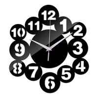 Une horloge murale au design moderne, composée d'une structure en forme de cercles noirs imbriqués affichant des chiffres numeros blancs contrastés.