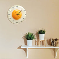 Horloge murale œuf au plat accrochée au mur dans une cuisine moderne au-dessus d'une étagère décorative