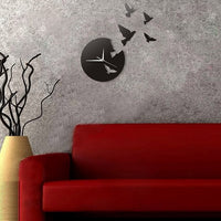 horloge murale au style originale avec des oiseaux volants dan le salon decorative