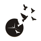 Horloge murale originale design noire sans chiffres avec découpe d'oiseaux s'envolant et aiguilles blanches