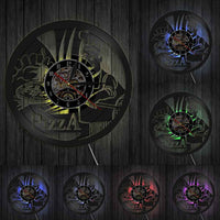 Une horloge murale thématique en vinyle recyclé avec un éclairage LED chaleureux intégré. La lumière accentue les contours du chef et de la pizza, parfaite pour une ambiance conviviale.