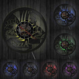 Une horloge murale thématique en vinyle recyclé avec un éclairage LED chaleureux intégré. La lumière accentue les contours du chef et de la pizza, parfaite pour une ambiance conviviale.