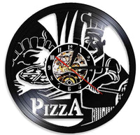 Horloge murale en vinyle découpé représentant un pizzaiolo et sa pizza. Le texte « PIZZA » est gravé sous l'illustration, faisant de cette horloge murale un élément de décoration parfait pour la cuisine.