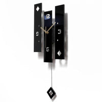 Horloge murale rectangulaire au design géométrique moderne avec panneaux en acrylique noir, chiffres épurés et balancier suspendu pour salon design vue sur le coté