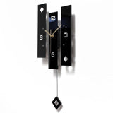 Horloge murale rectangulaire au design géométrique moderne avec panneaux en acrylique noir, chiffres épurés et balancier suspendu pour salon design vue sur le coté