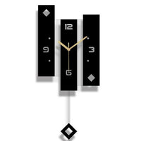Horloge murale rectangulaire au design géométrique moderne avec panneaux en acrylique noir, chiffres épurés et balancier suspendu pour salon design.