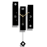 Horloge murale rectangulaire au design géométrique moderne avec panneaux en acrylique noir, chiffres épurés et balancier suspendu pour salon design.