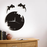 Horloge murale noire au design de salamandre et gecko, avec des décorations murales de lézards en métal et des détails découpés, dans un intérieur de pièce de collection de reptiles avec terrariums et iguane dans la chambre au dessus du meuble en bois