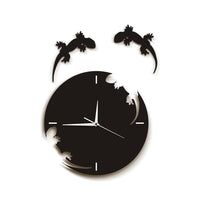 Horloge murale noire au design de salamandre et gecko, avec des décorations murales de lézards en métal et des détails découpés, dans un intérieur de pièce de collection de reptiles avec terrariums et iguane.