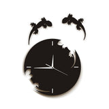 Horloge murale noire au design de salamandre et gecko, avec des décorations murales de lézards en métal et des détails découpés, dans un intérieur de pièce de collection de reptiles avec terrariums et iguane.