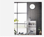 horloge murale scandinave classique noire et blanche dans la chambre