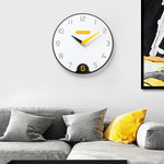 horloge murale scandinave au style design noir blanc jaune épuré nordique pour le salon de la maison