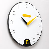 horloge murale scandinave au style design noir blanc jaune épuré nordique