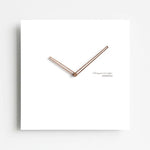 horloge murale scandinave avec fond blanc au cadran de forme carré