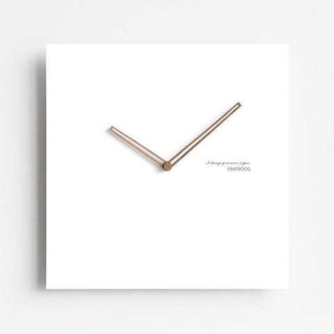 horloge murale scandinave avec fond blanc au cadran de forme carré