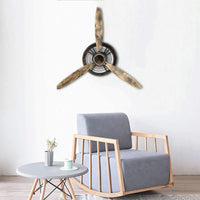 horloge-murale-scandinave-helice-d-avion-dans -salle-d-attende