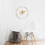horloge murale scandinave transparente de forme ronde sur le mur du salon
