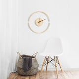 horloge murale scandinave transparente de forme ronde sur le mur du salon