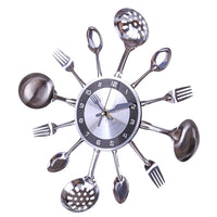 Horloge murale cuisine vintage avec cadran noir et gris, couteau et fourchette en guise d'aiguilles, entourée de cuillères, louches et fourchettes métalliques en inox decorative
