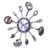 Horloge murale cuisine vintage avec cadran noir et gris, couteau et fourchette en guise d'aiguilles, entourée de cuillères, louches et fourchettes métalliques en inox decorative