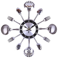 Horloge murale cuisine vintage avec cadran noir et gris, couteau et fourchette en guise d'aiguilles, entourée de cuillères, louches et fourchettes métalliques