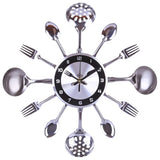 Horloge murale cuisine vintage avec cadran noir et gris, couteau et fourchette en guise d'aiguilles, entourée de cuillères, louches et fourchettes métalliques