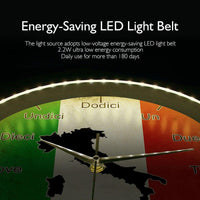 Gros plan sur la partie supérieure de l'horloge murale noire, montrant le ruban LED lumineux intégré sous le rebord du cadre. En haut, le texte blanc "Energy-Saving LED Light Belt" avec la description technique "2.2W ultra low energy consumption, Daily use for more than 180 days". Le haut du cadran avec "Dodici", "Undici", "Un" et la carte est visible.