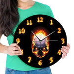 horloge murale tete de mort demonstration noir originale avec feu