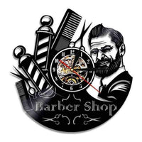 Horloge murale Barber Shop en vinyle recyclé avec motifs de barbier vintage, ciseaux, peignes et homme barbu.