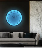 horloge murale lumineuse avec LED bleu sur le mur du Salon