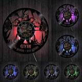 horloge murale en vinyle dans la salle de sport avec lumiere LED pour la decoration