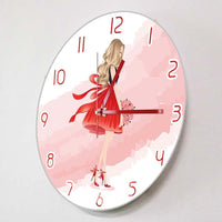 horloge murale belle fille sans cadran