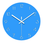 horloge murale bleu ciel avec aiguilles blanches