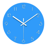 horloge murale bleu ciel avec aiguilles blanches