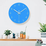 horloge murale bleu ciel au bureau