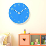 horloge murale bleu ciel dans la chambre