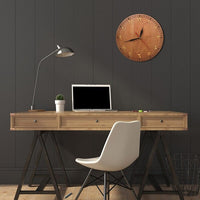 horloge murale bois avec chifffres arabes au bureau