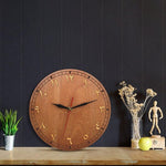 horloge murale bois avec chiffres arabes dans la chambre