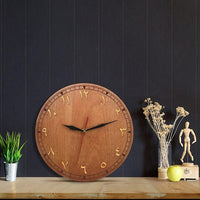 horloge murale bois avec chiffres arabes dans la chambre