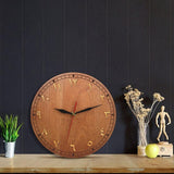 horloge murale bois avec chiffres arabes dans la chambre